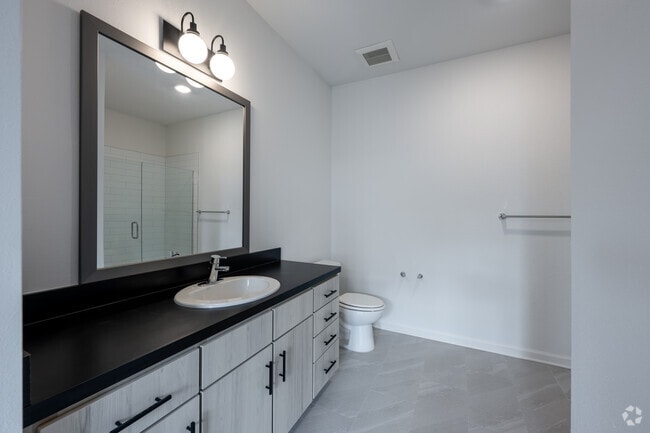 2BR, 2BA - 877SF - Primary Bathroom - Fox Pointe