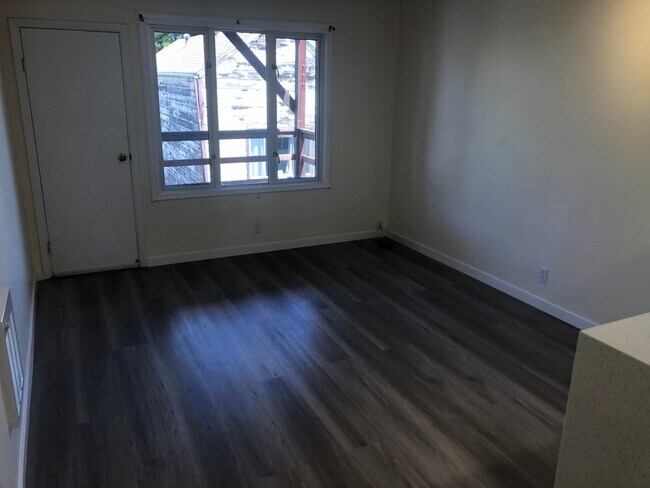 Photo - Remodeled top floor rent controlled apartm... Unidad 4