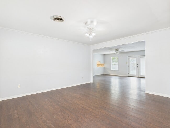 Photo - 1402 Village Dr