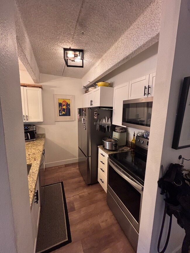 Kitchen - 1433 N Williams St Unit #201