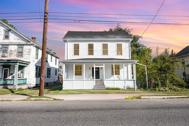 Building Photo - 3 Bedroom 2.5 Bath Beautiful Home