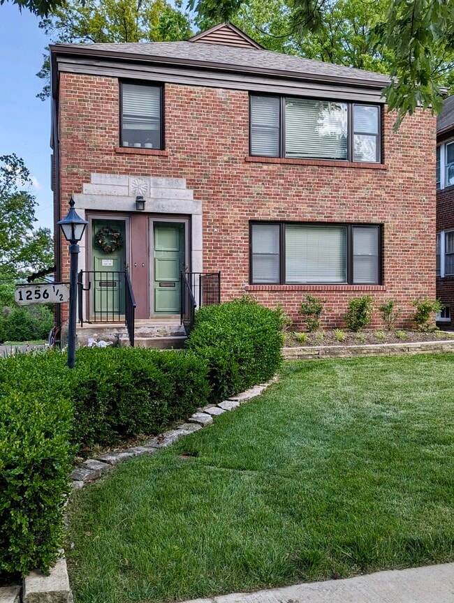 Building Photo - 1256 1/2 Moorlands Dr Unit 1256.5 2nd fl