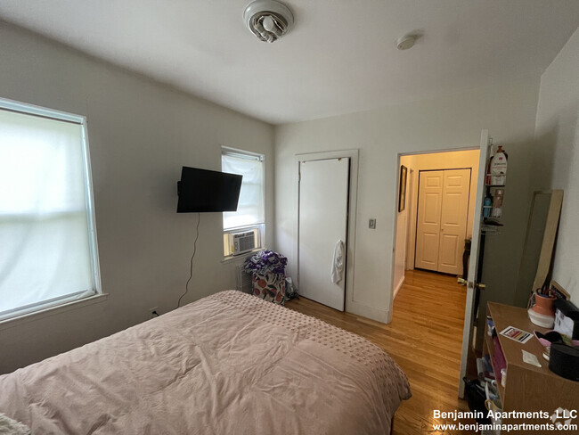 Building Photo - 218 W 8th St Unit 3 Rental