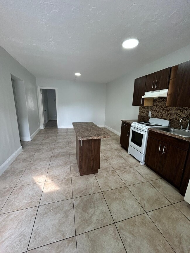 Building Photo - WEJ 13550 LLC - 18257 Unit 1