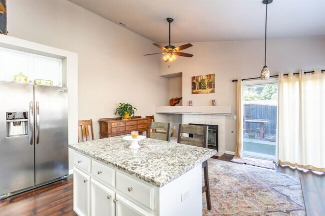 Área de cena_Chimenea y puerta trasera al patio trasero - 9316 Caulfield Dr