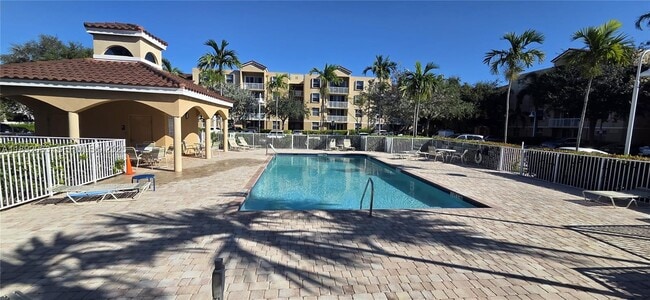 Building Photo - 509 E Sheridan St Unit 4043