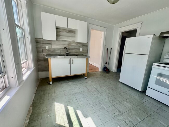Building Photo - 6 Woodlawn St Unit 2