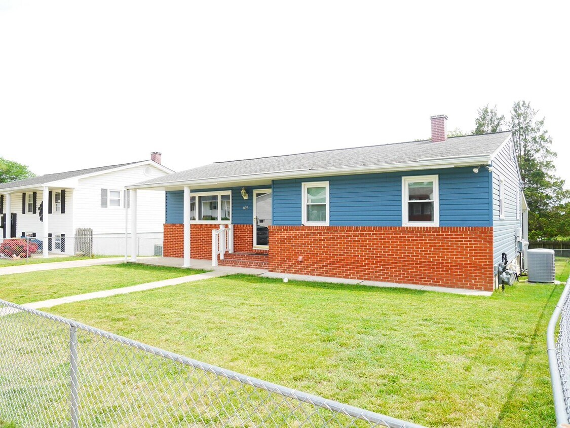 Charming 3-Bedroom Single Family Home with... - Charming 3-Bedroom Single Family Home with...