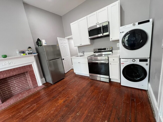 Building Photo - 703 Newington Ave Unit 1F