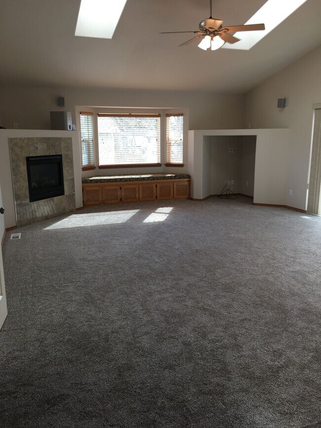 Photo - Large 4 bedroom house that is Pet Friendly!