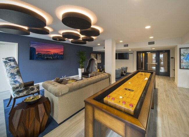 Photo - Desmond at Wilshire