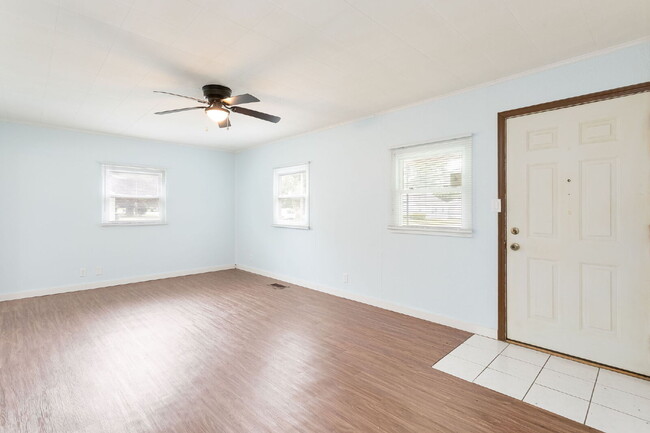 Photo - 402 E Chippewa Ave