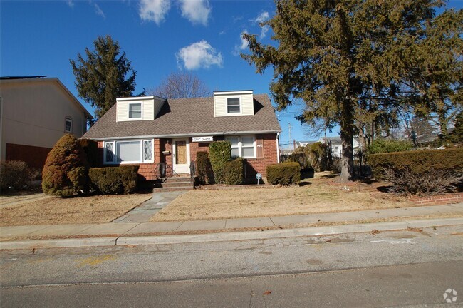 Building Photo - 320 Marguerite Ave Rental