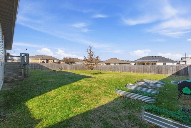 Building Photo - 4 Bed 2 Bath 3 car Garage in Republic MO