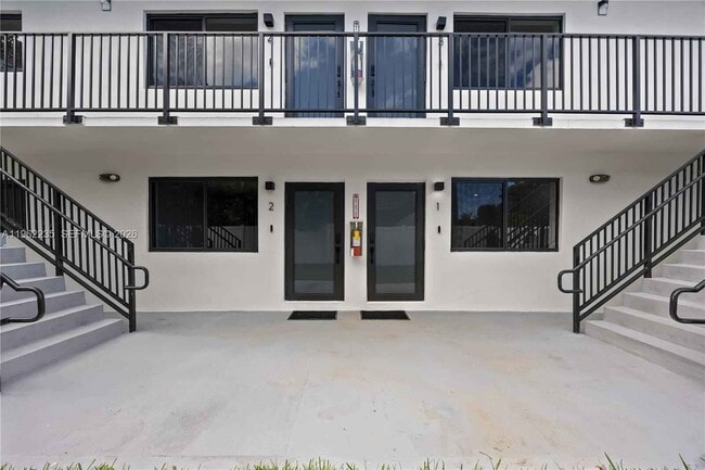 Building Photo - 630 NE 166th St Unit 3