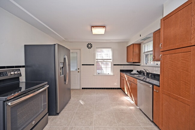 Photo - 5698 Euclid Rd