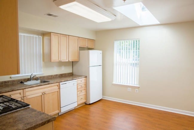 Cocina - Bellevue Homes - No Cost Utilities*