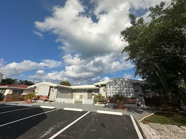 Building Photo - 1120 NE 24th Ave Unit 2