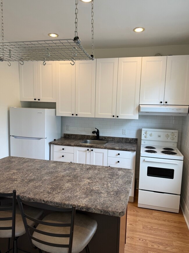 Photo - 66 Picton St W Unit 2-bdrm near Harbour GO Station
