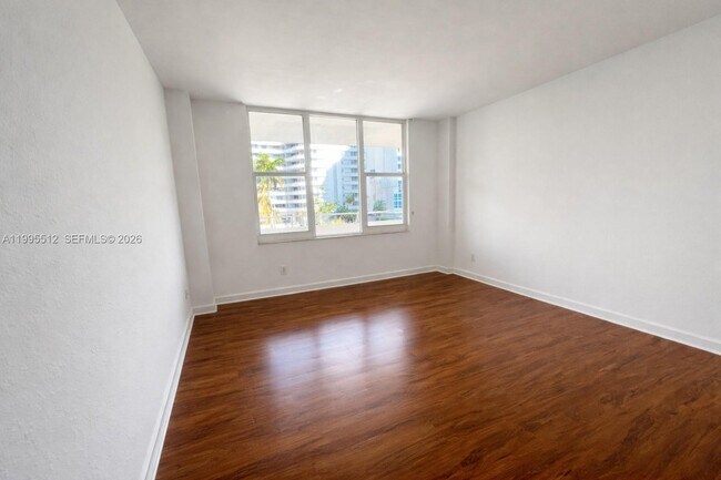 Photo - 5600 Collins Ave Unidad 4E