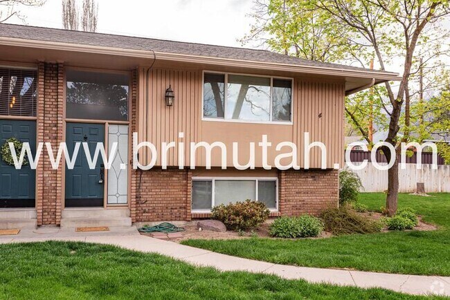 Building Photo - 1968 Lincoln Ln Unit 4B Rental