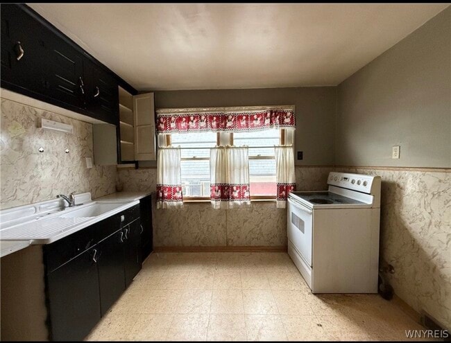 Building Photo - 733 Lasalle Ave Unit Upper