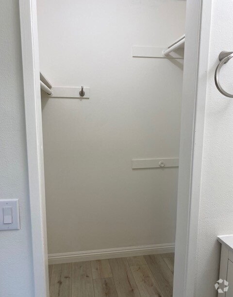 Building Photo - "Charming 1-Bedroom Gem with Hardwood Eleg... Rental