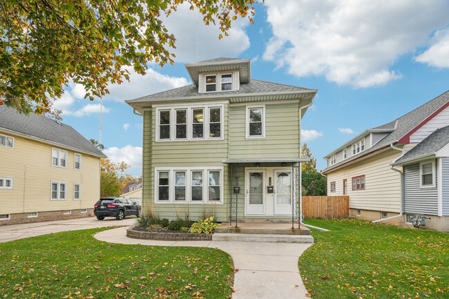 Building Photo - 1705 W Custer Ave