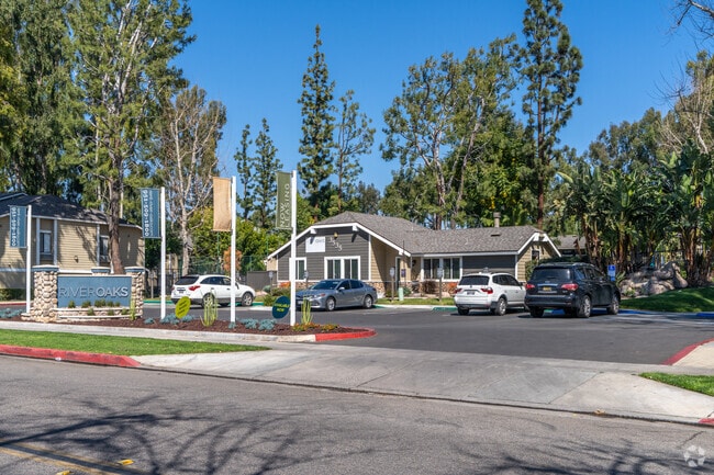 Entrada - River Oaks