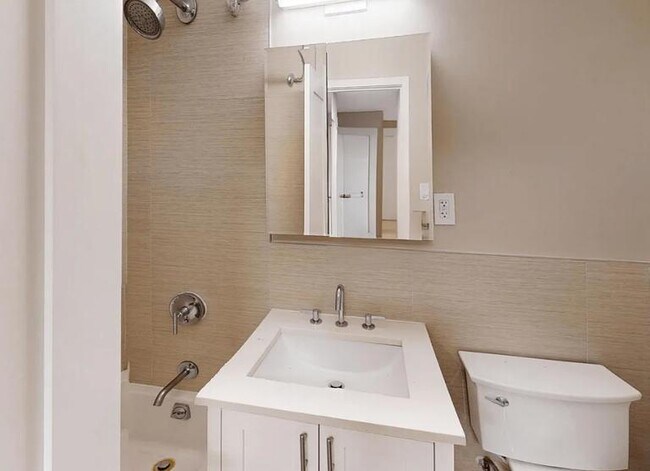 Photo - 80 N Moore St Unidad 21L