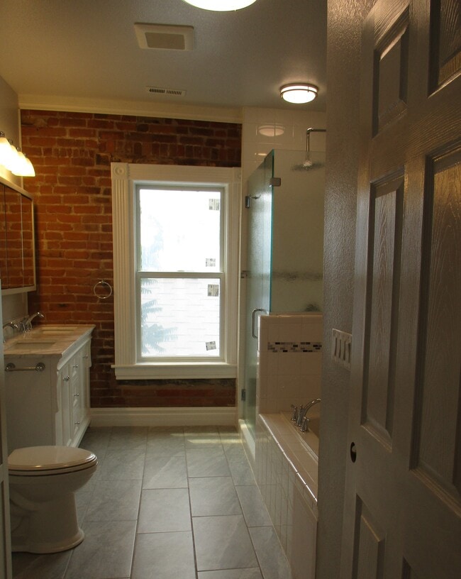 Photo - 615 W 11th St