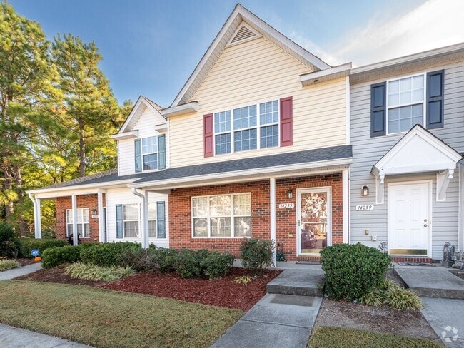Building Photo - Super Townhouse with 2 MASTER BEDROOMS!