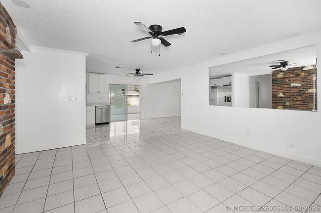 325 NW Rebecca Ave