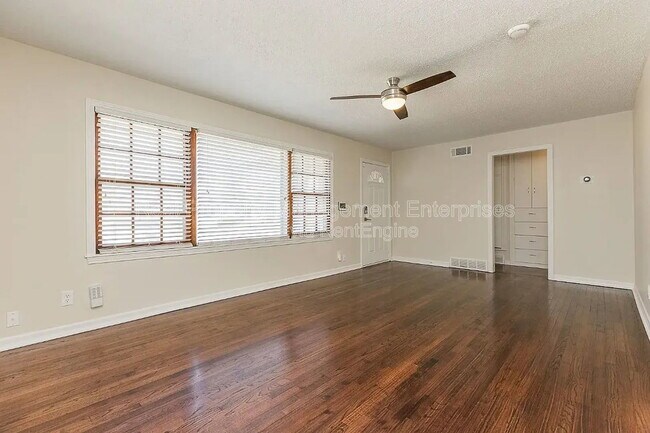 Photo - 1618 Oxford Way