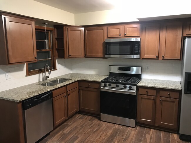 Building Photo - Amazing 4 Bedroom 2 Bath Home in South St....