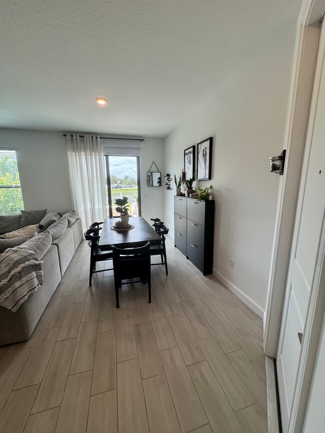 Photo - 1011 White Oak Ter