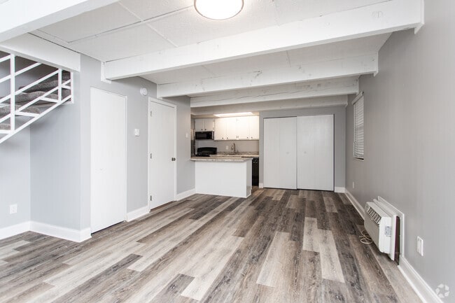 2BR, 1.5BA - 910 SF