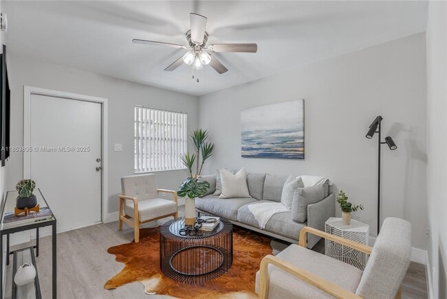 Building Photo - 1041 SW 15th Ave Unit 4B Rental