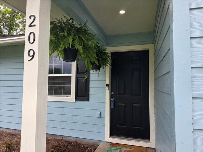 Photo - 209 Franlee St