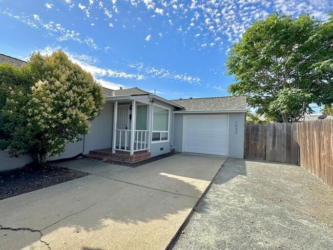 Building Photo - COMING SOON! $2500 / 2 BR WONDERFULLY REMO... Rental