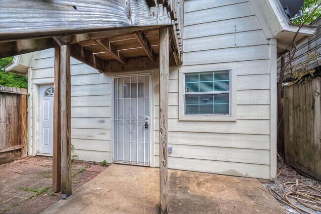 Photo - For Lease | Efficiency 1 Bath | 600 Sq Ft ...