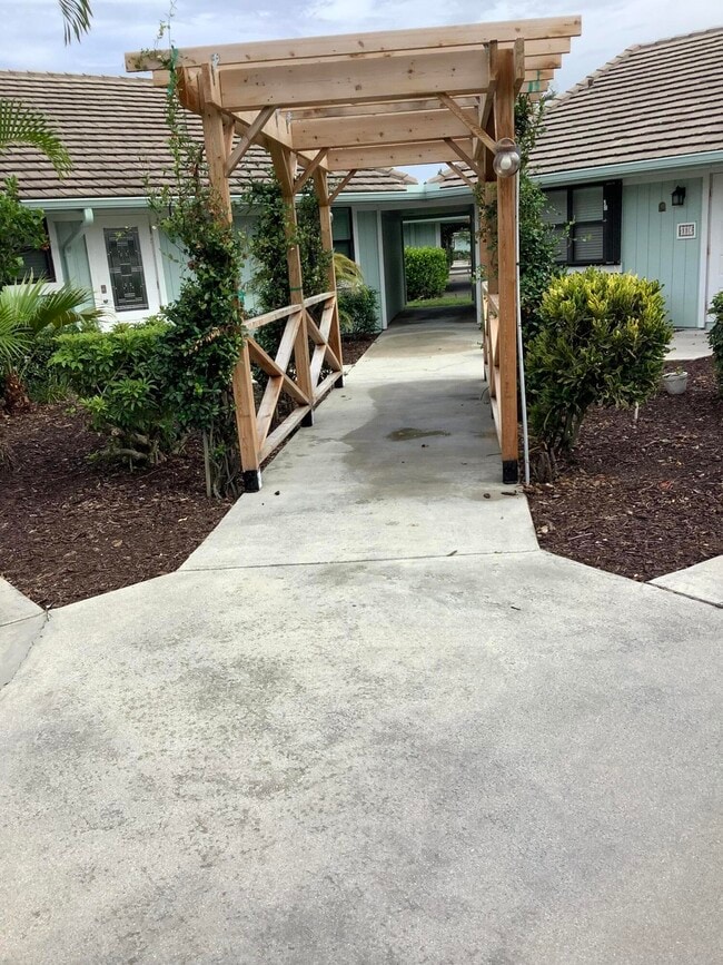 Building Photo - 1127 E Seminole Ave