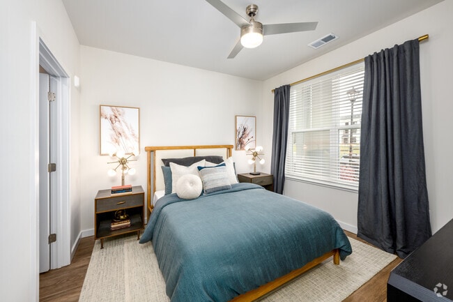 2BR, 2BA - 944SF - Bedroom