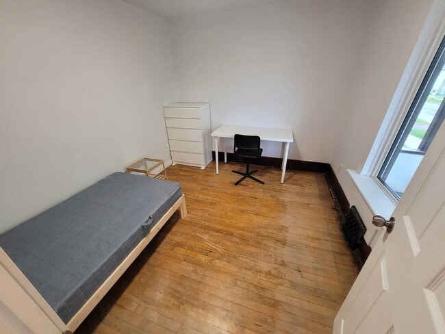 Building Photo - Room 7