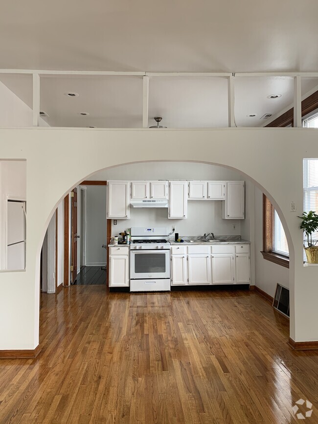 Building Photo - 2500 S Sawyer Ave Unit 2F Rental