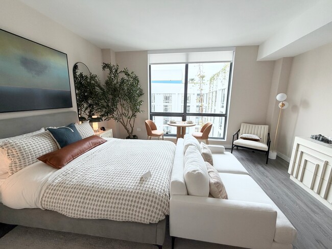 Building Photo - 113 NW 24th St Unit S1