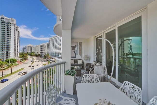 Building Photo - 5401 Collins Ave Unit 424 Rental