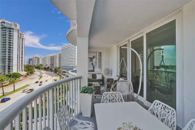 Photo - 5401 Collins Ave Unidad 424 Rental