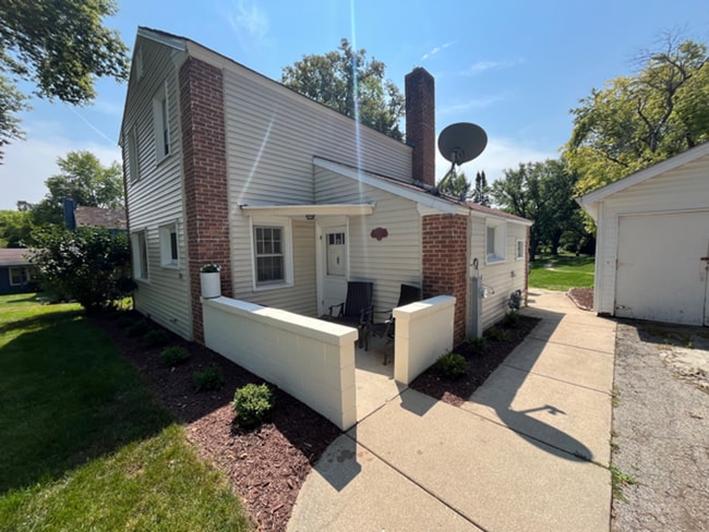 Building Photo - Charming Greendale Single Family Home!