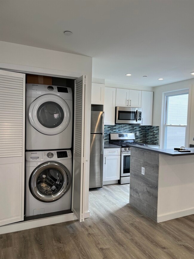 Building Photo - 349 9th St Unit APT 4